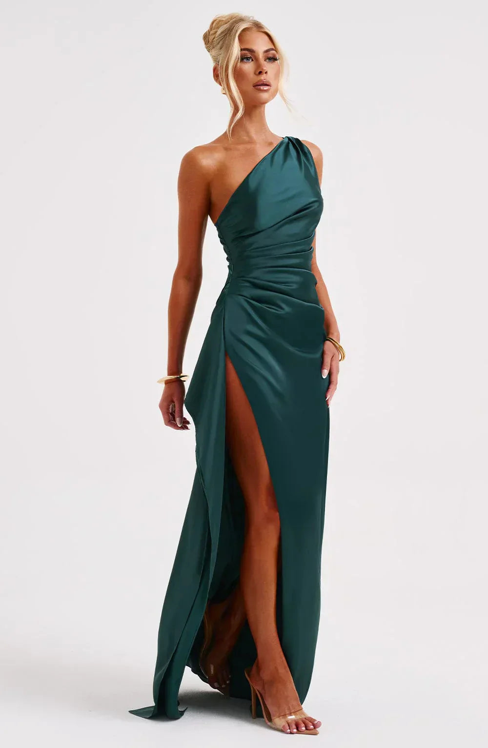 Estilo Seductor – Amora | Seductor vestido de satén partido con un hombro