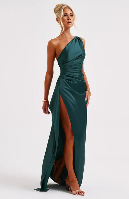 Estilo Seductor – Amora | Seductor vestido de satén partido con un hombro