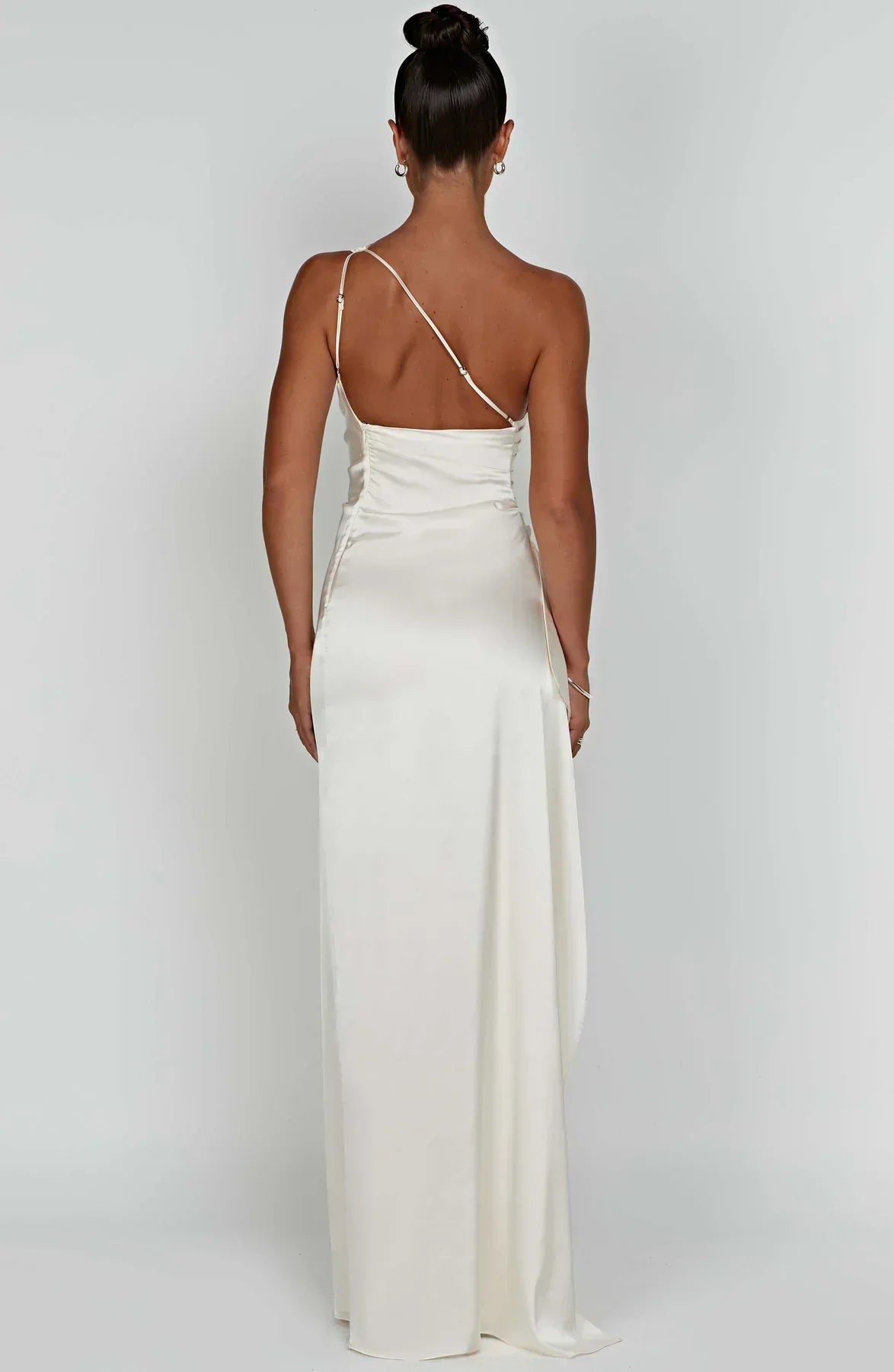 Estilo Seductor – Amora | Seductor vestido de satén partido con un hombro