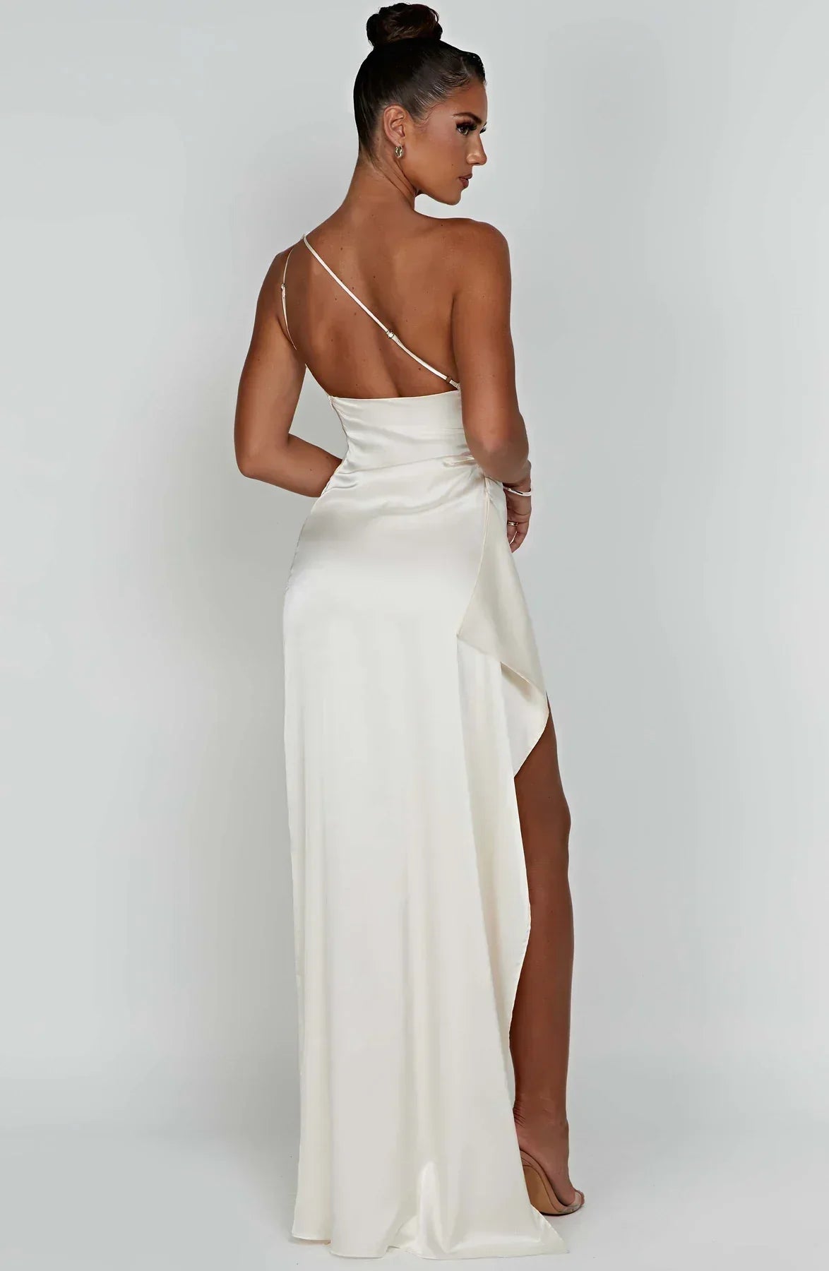 Estilo Seductor – Amora | Seductor vestido de satén partido con un hombro