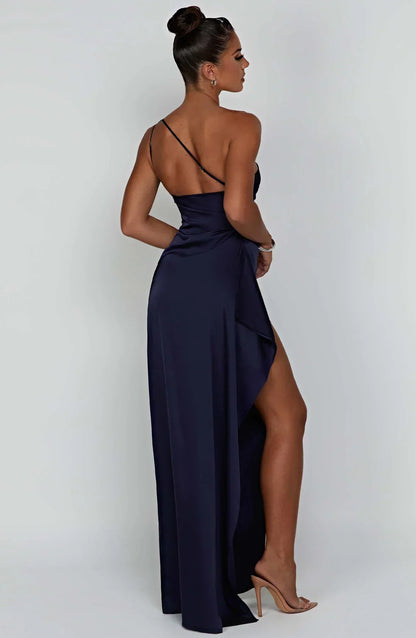 Estilo Seductor – Amora | Seductor vestido de satén partido con un hombro