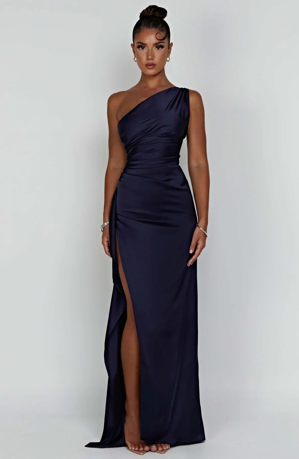 Estilo Seductor – Amora | Seductor vestido de satén partido con un hombro