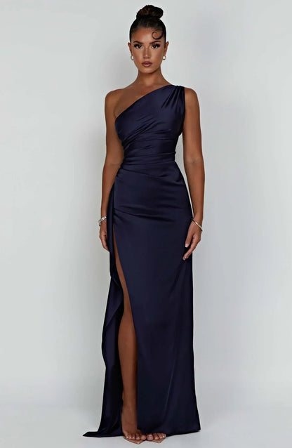 Estilo Seductor – Amora | Seductor vestido de satén partido con un hombro