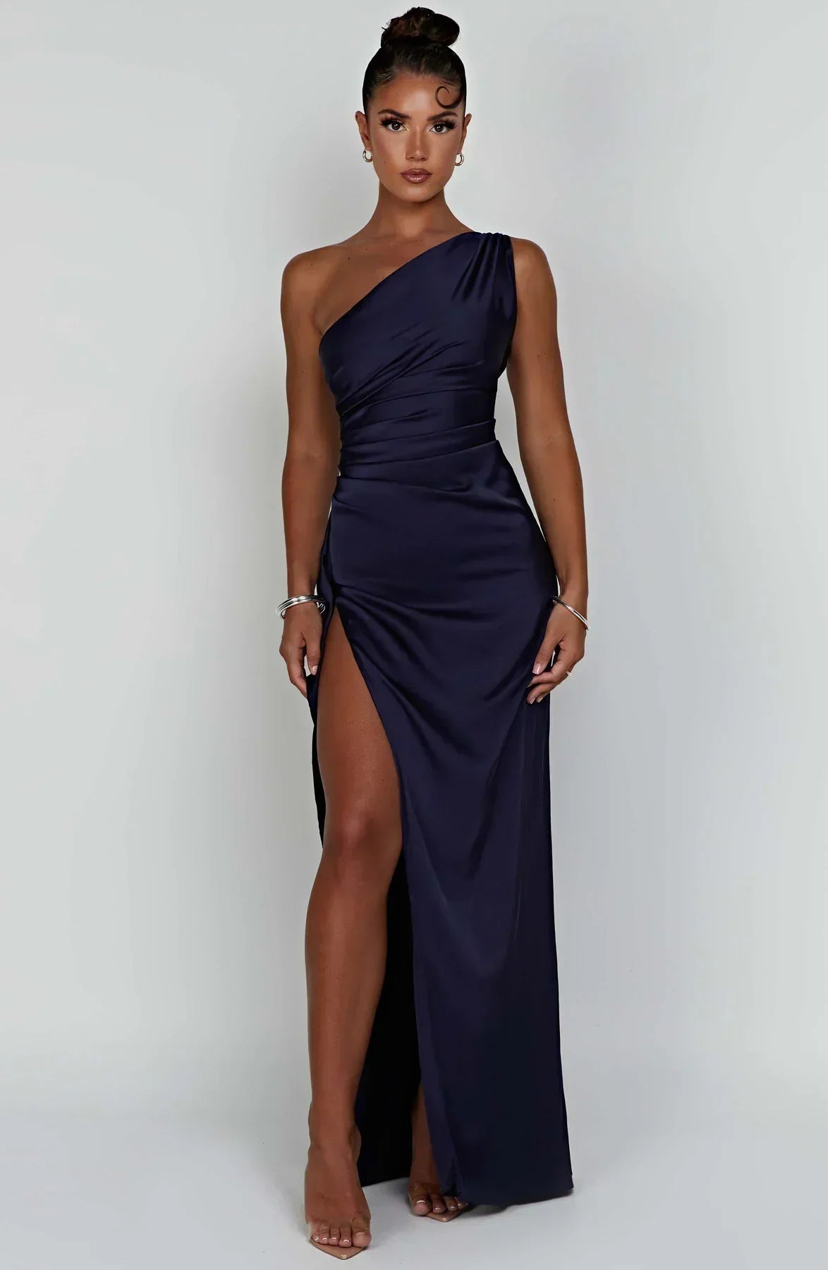 Estilo Seductor – Amora | Seductor vestido de satén partido con un hombro