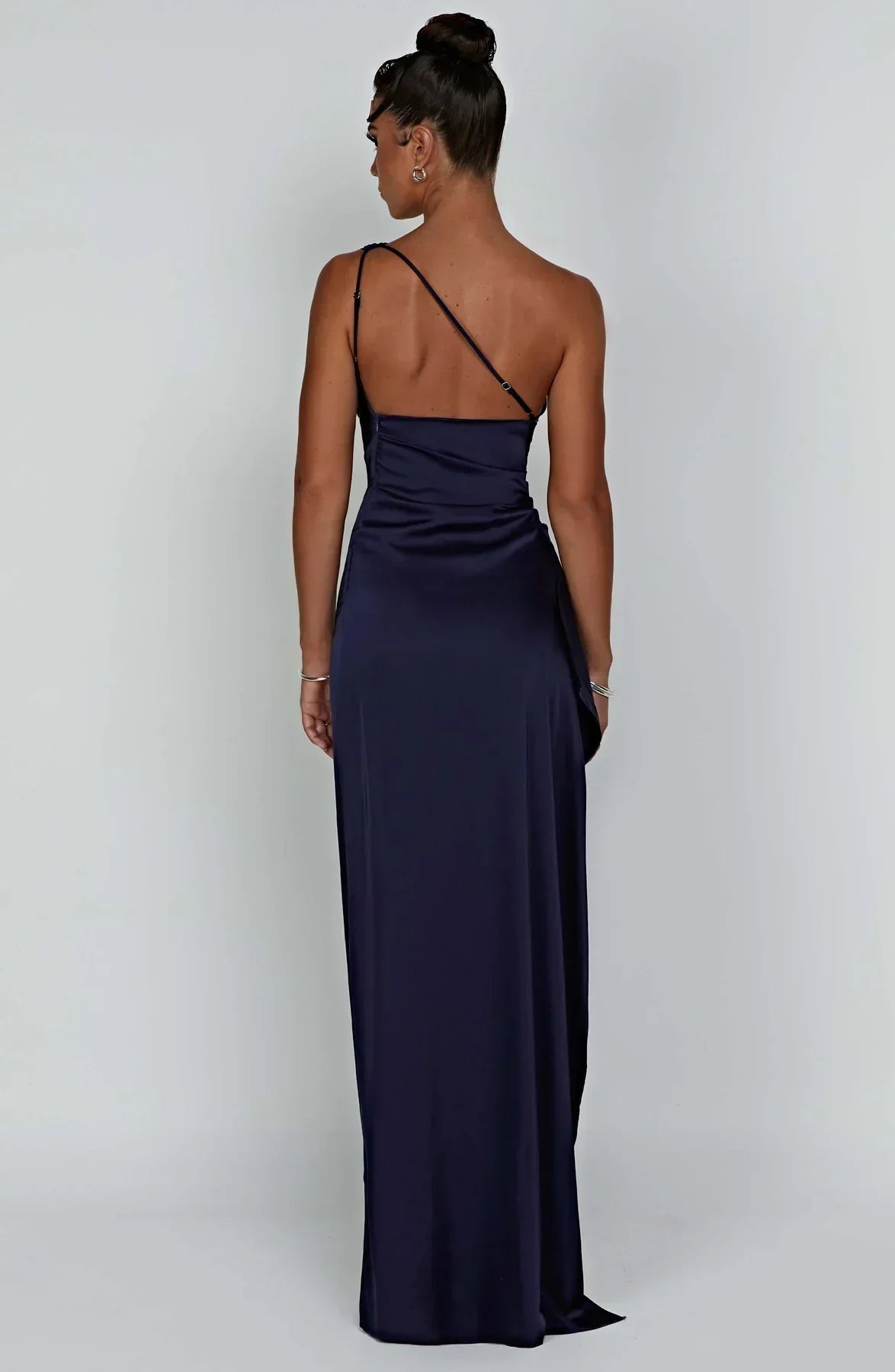 Estilo Seductor – Amora | Seductor vestido de satén partido con un hombro