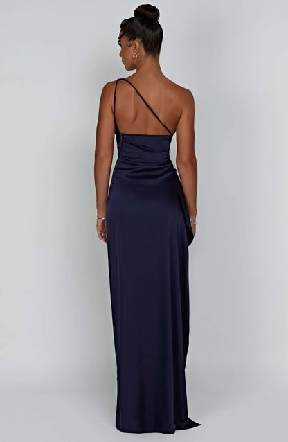 Estilo Seductor – Amora | Seductor vestido de satén partido con un hombro