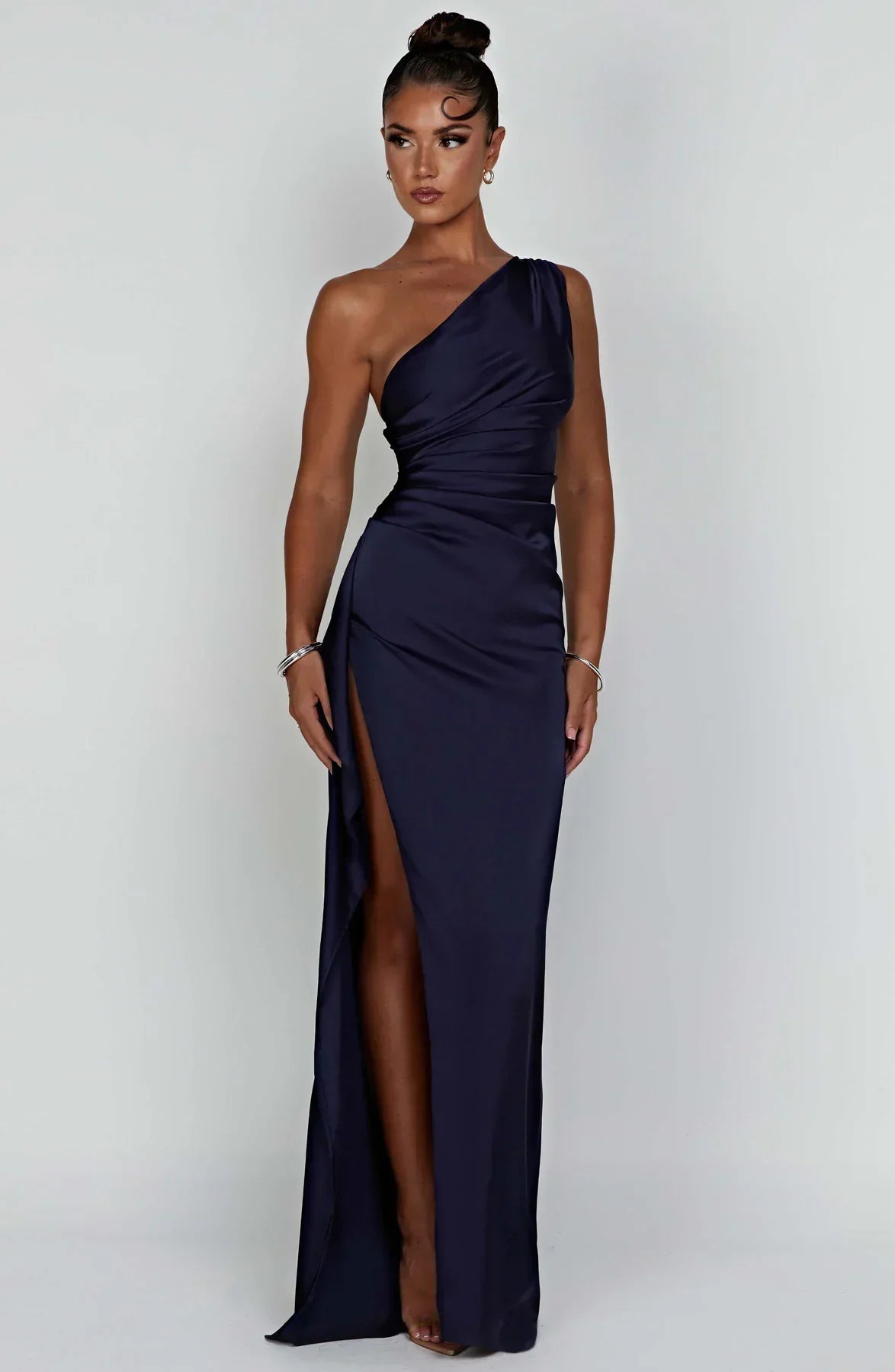 Estilo Seductor – Amora | Seductor vestido de satén partido con un hombro