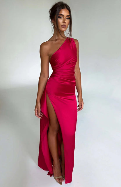 Estilo Seductor – Amora | Seductor vestido de satén partido con un hombro