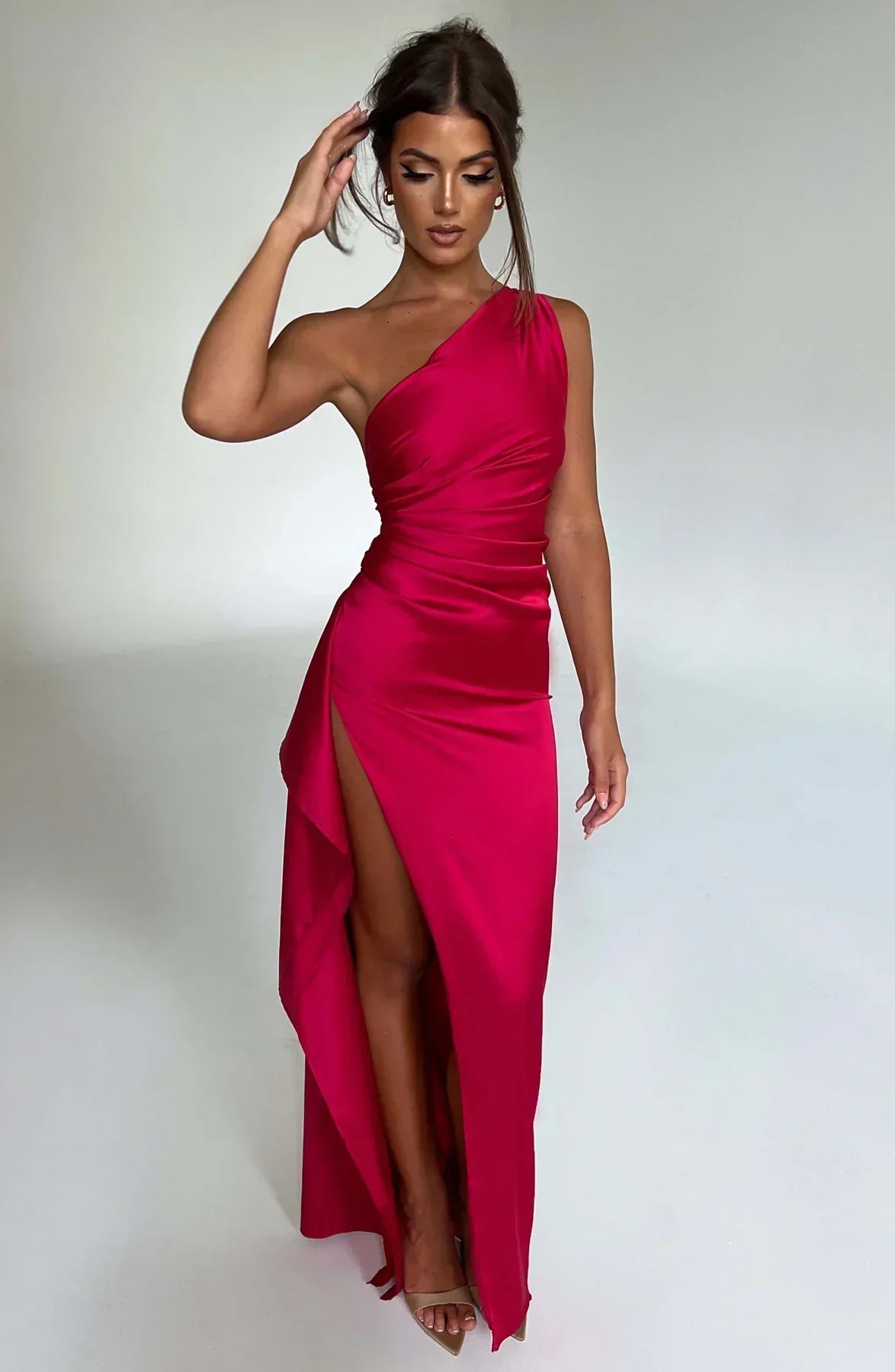 Estilo Seductor – Amora | Seductor vestido de satén partido con un hombro