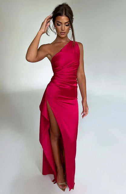 Estilo Seductor – Amora | Seductor vestido de satén partido con un hombro