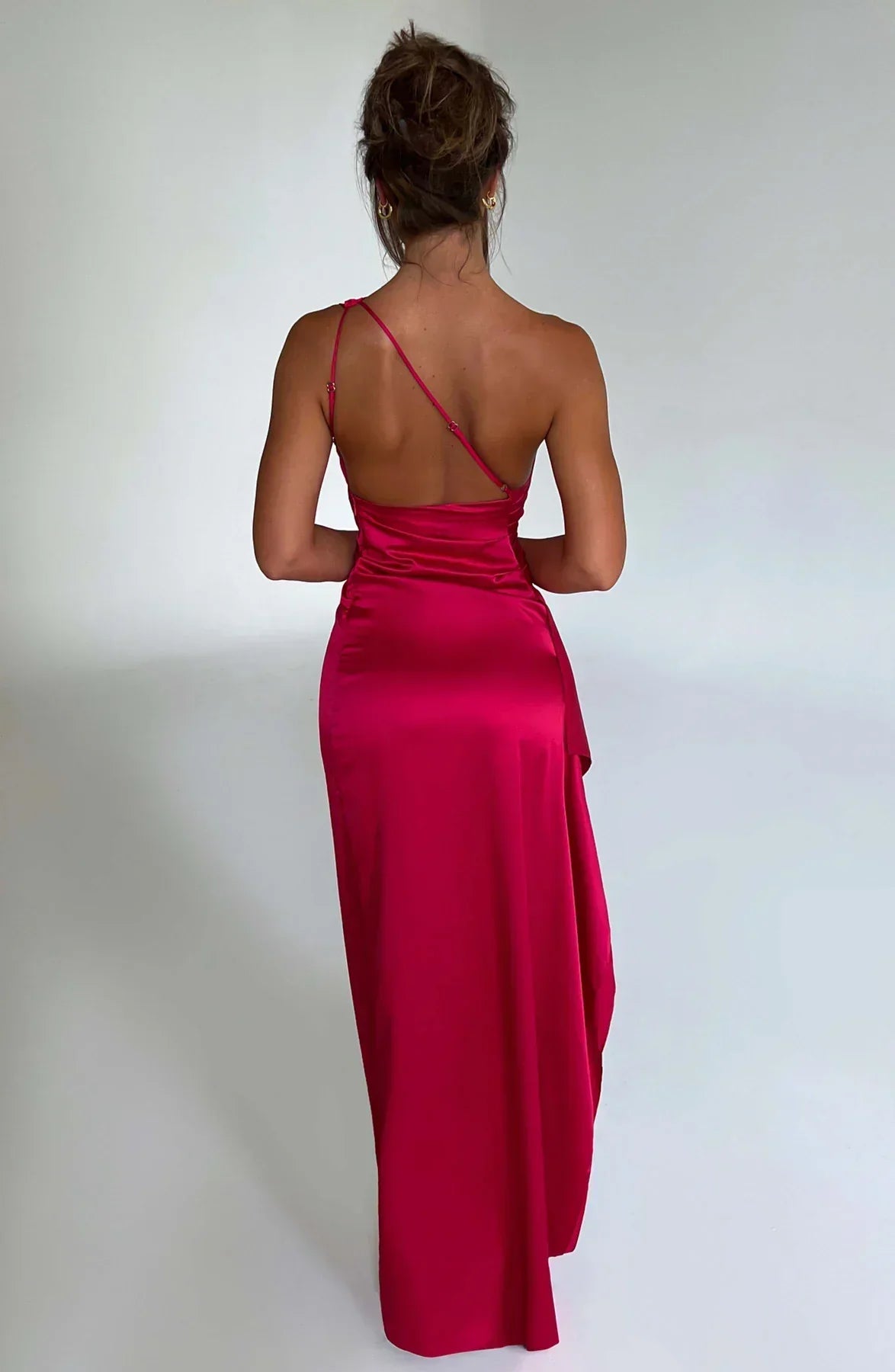 Estilo Seductor – Amora | Seductor vestido de satén partido con un hombro