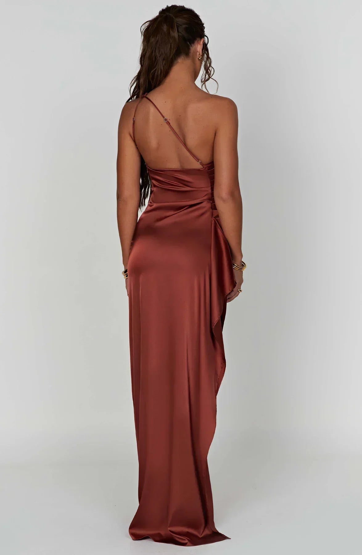 Estilo Seductor – Amora | Seductor vestido de satén partido con un hombro
