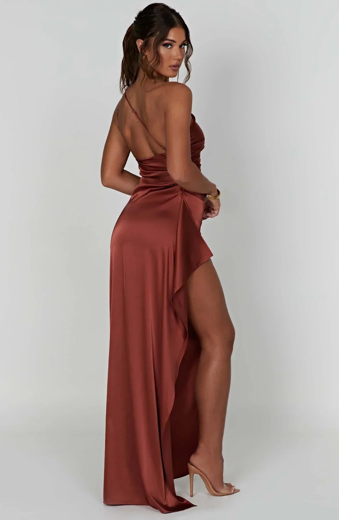 Estilo Seductor – Amora | Seductor vestido de satén partido con un hombro
