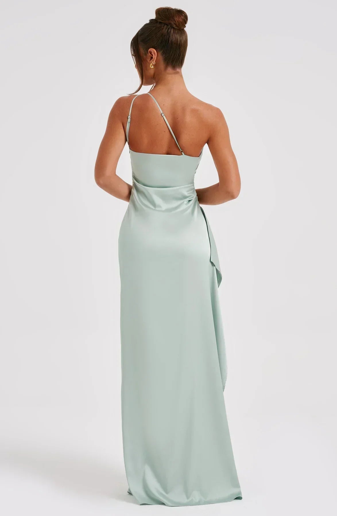 Estilo Seductor – Amora | Seductor vestido de satén partido con un hombro