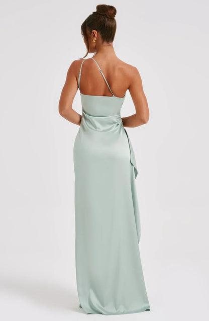 Estilo Seductor – Amora | Seductor vestido de satén partido con un hombro