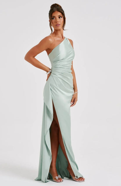 Estilo Seductor – Amora | Seductor vestido de satén partido con un hombro