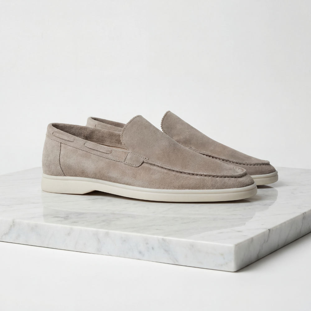 https://cdn.shopify.com/s/files/1/0815/6859/6292/files/loafers-heren-suede-klassiek-casual-formeel-1.png?v=1778612001