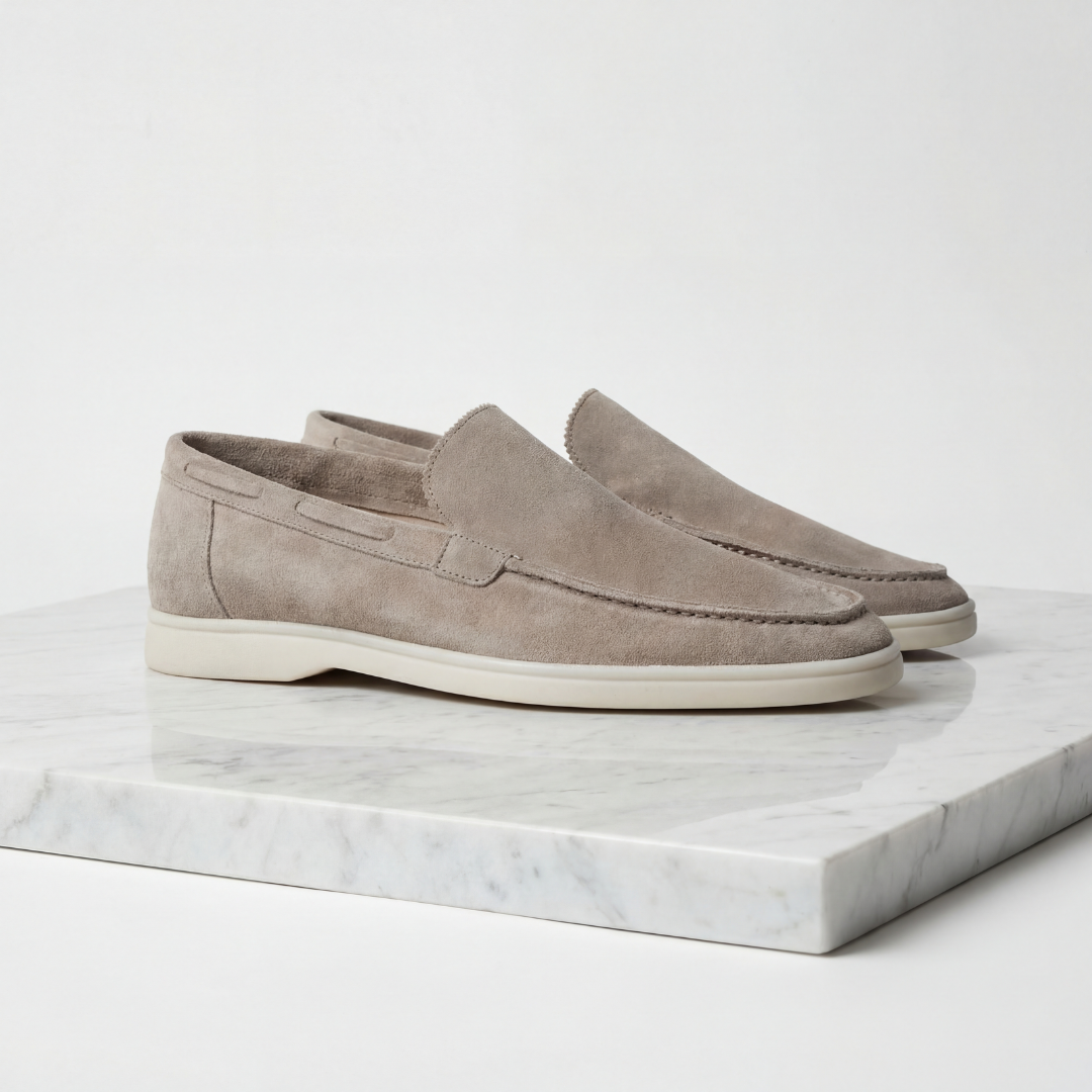 https://cdn.shopify.com/s/files/1/0815/6859/6292/files/loafers-heren-suede-klassiek-casual-formeel-1.png?v=1778612001