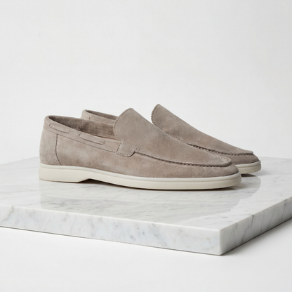 https://cdn.shopify.com/s/files/1/0815/6859/6292/files/loafers-heren-suede-klassiek-casual-formeel-1.png?v=1778612001
