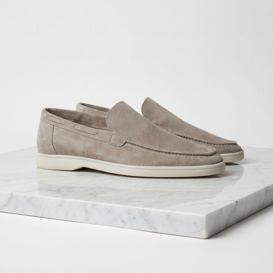 https://cdn.shopify.com/s/files/1/0815/6859/6292/files/loafers-heren-suede-klassiek-casual-formeel-1.png?v=1778612001