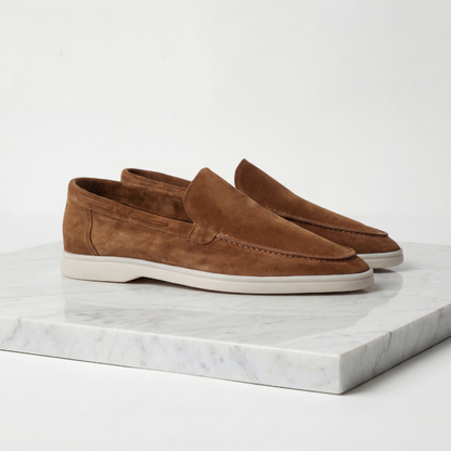 https://cdn.shopify.com/s/files/1/0815/6859/6292/files/loafers-heren-suede-klassiek-casual-formeel-10.png?v=1778612001