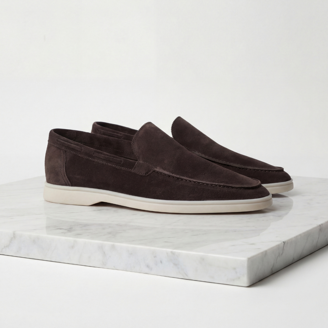 https://cdn.shopify.com/s/files/1/0815/6859/6292/files/loafers-heren-suede-klassiek-casual-formeel-11.png?v=1778612001