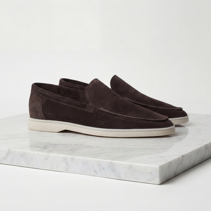 https://cdn.shopify.com/s/files/1/0815/6859/6292/files/loafers-heren-suede-klassiek-casual-formeel-11.png?v=1778612001