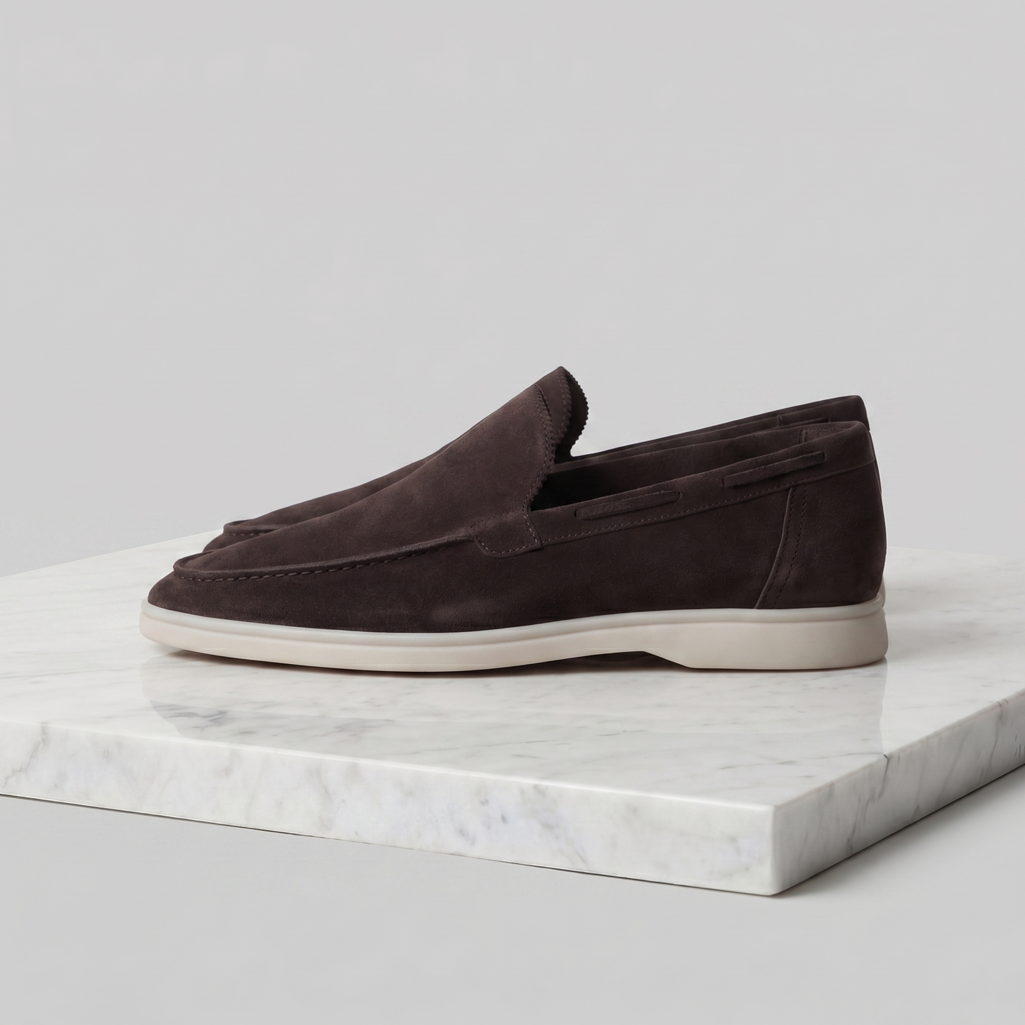 https://cdn.shopify.com/s/files/1/0815/6859/6292/files/loafers-heren-suede-klassiek-casual-formeel-12.png?v=1778612003