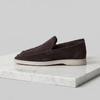 https://cdn.shopify.com/s/files/1/0815/6859/6292/files/loafers-heren-suede-klassiek-casual-formeel-12.png?v=1778612003