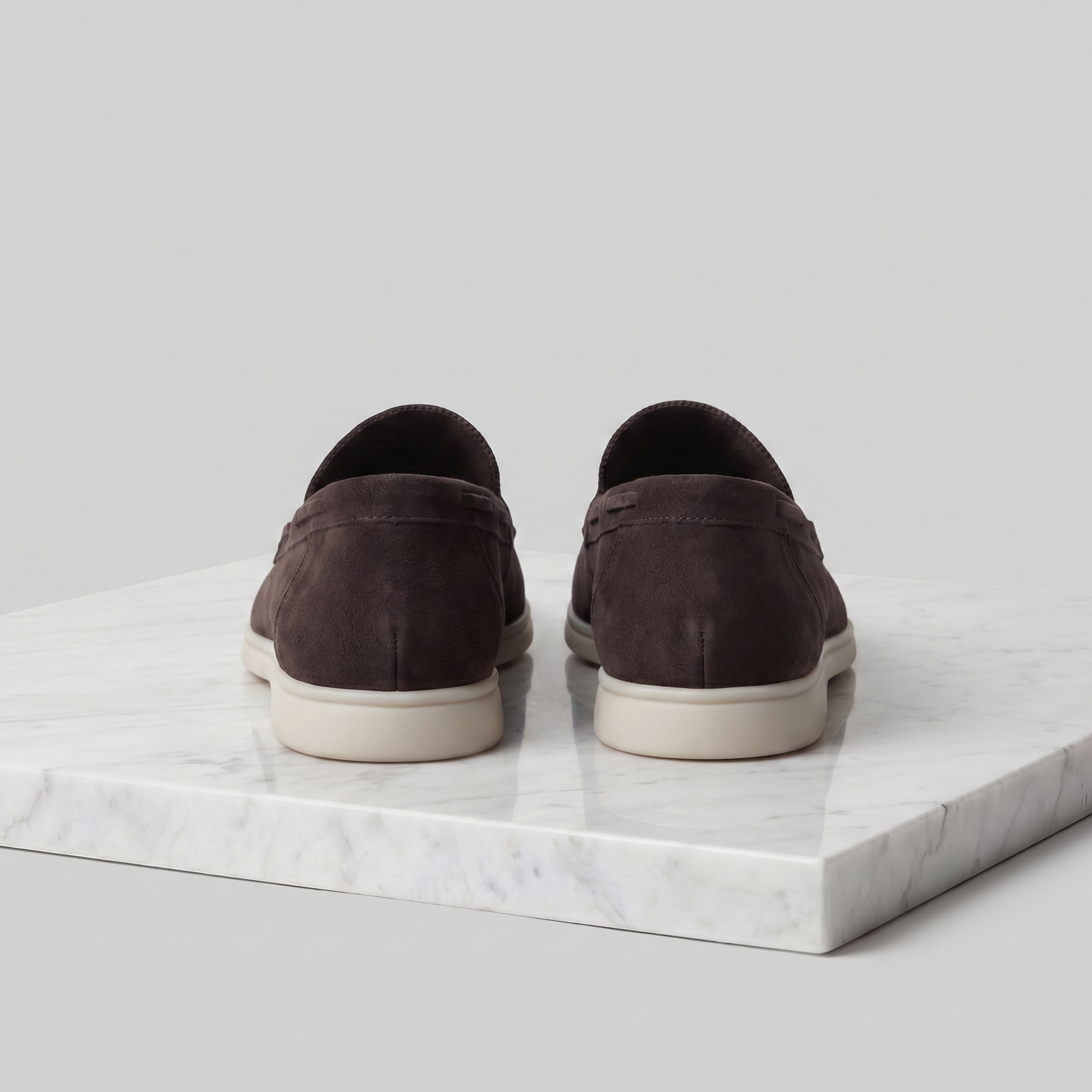 https://cdn.shopify.com/s/files/1/0815/6859/6292/files/loafers-heren-suede-klassiek-casual-formeel-13.png?v=1778612003