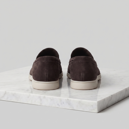 https://cdn.shopify.com/s/files/1/0815/6859/6292/files/loafers-heren-suede-klassiek-casual-formeel-13.png?v=1778612003