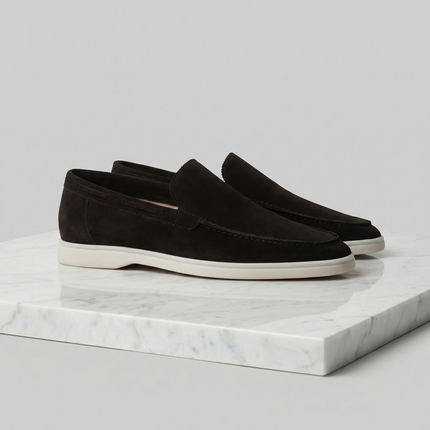 https://cdn.shopify.com/s/files/1/0815/6859/6292/files/loafers-heren-suede-klassiek-casual-formeel-14.png?v=1778612002