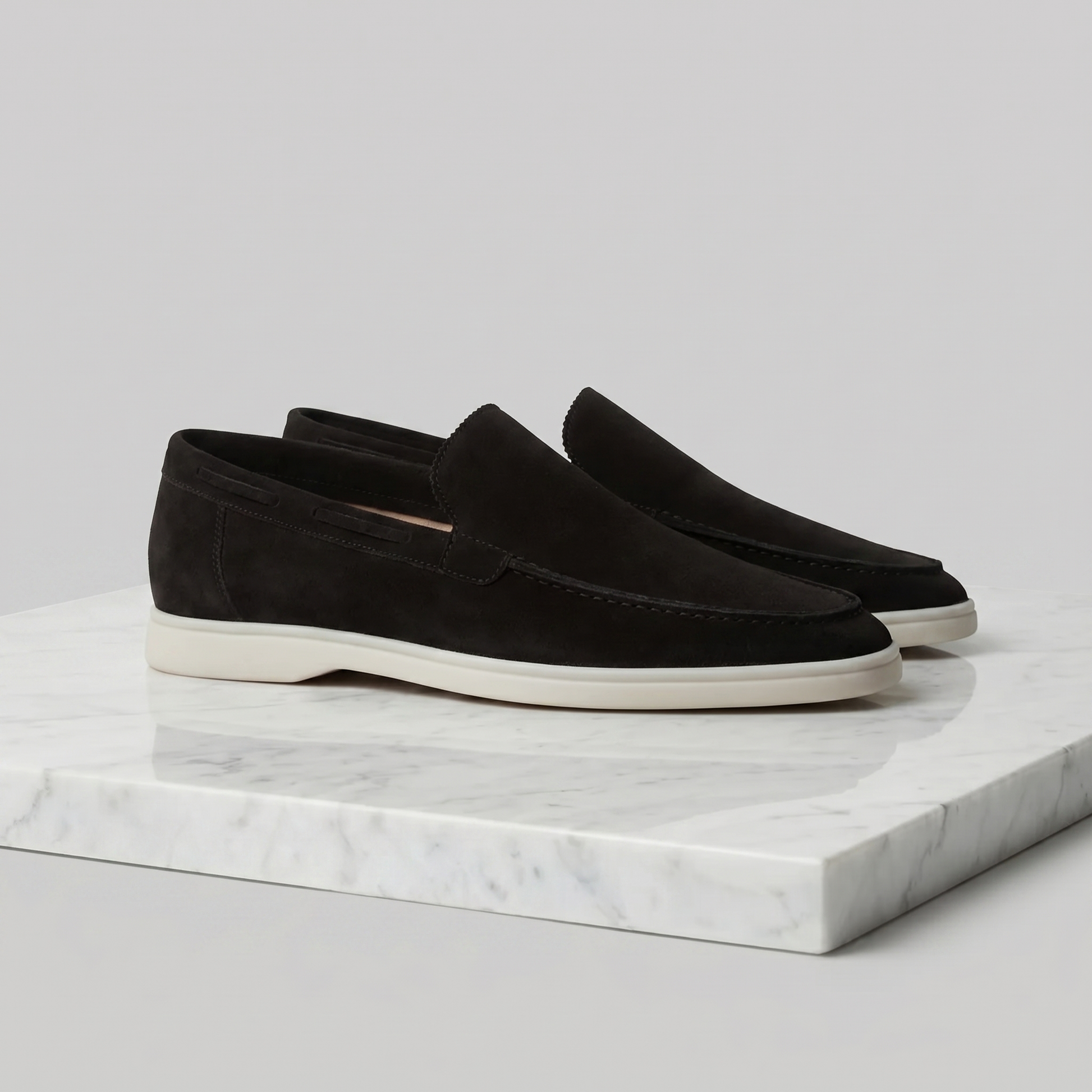 https://cdn.shopify.com/s/files/1/0815/6859/6292/files/loafers-heren-suede-klassiek-casual-formeel-14.png?v=1778612002