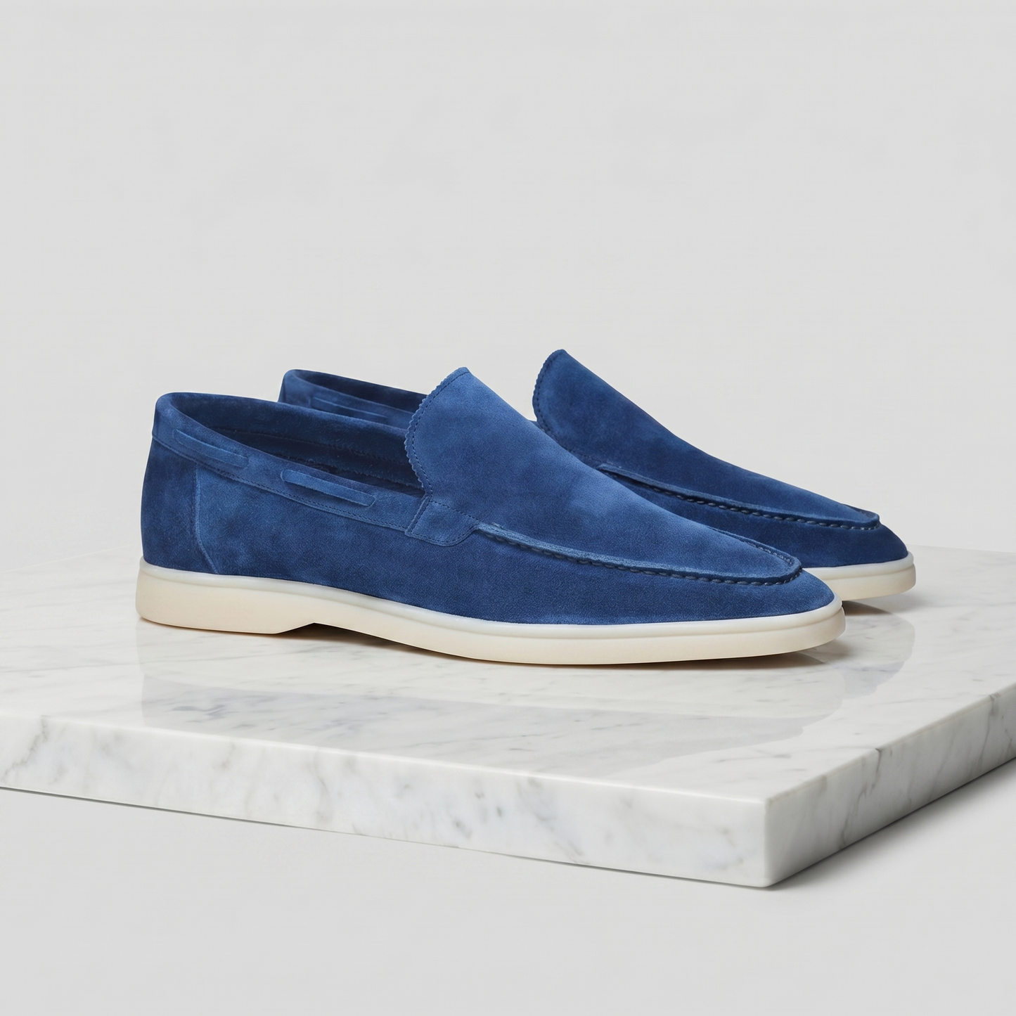 https://cdn.shopify.com/s/files/1/0815/6859/6292/files/loafers-heren-suede-klassiek-casual-formeel-15.png?v=1778612003