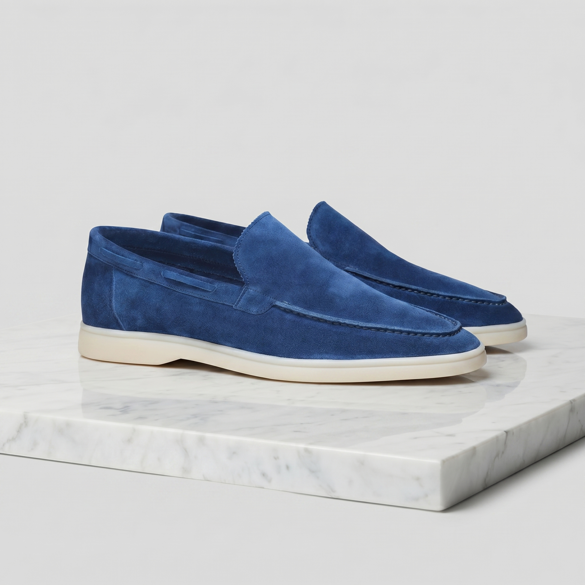https://cdn.shopify.com/s/files/1/0815/6859/6292/files/loafers-heren-suede-klassiek-casual-formeel-15.png?v=1778612003