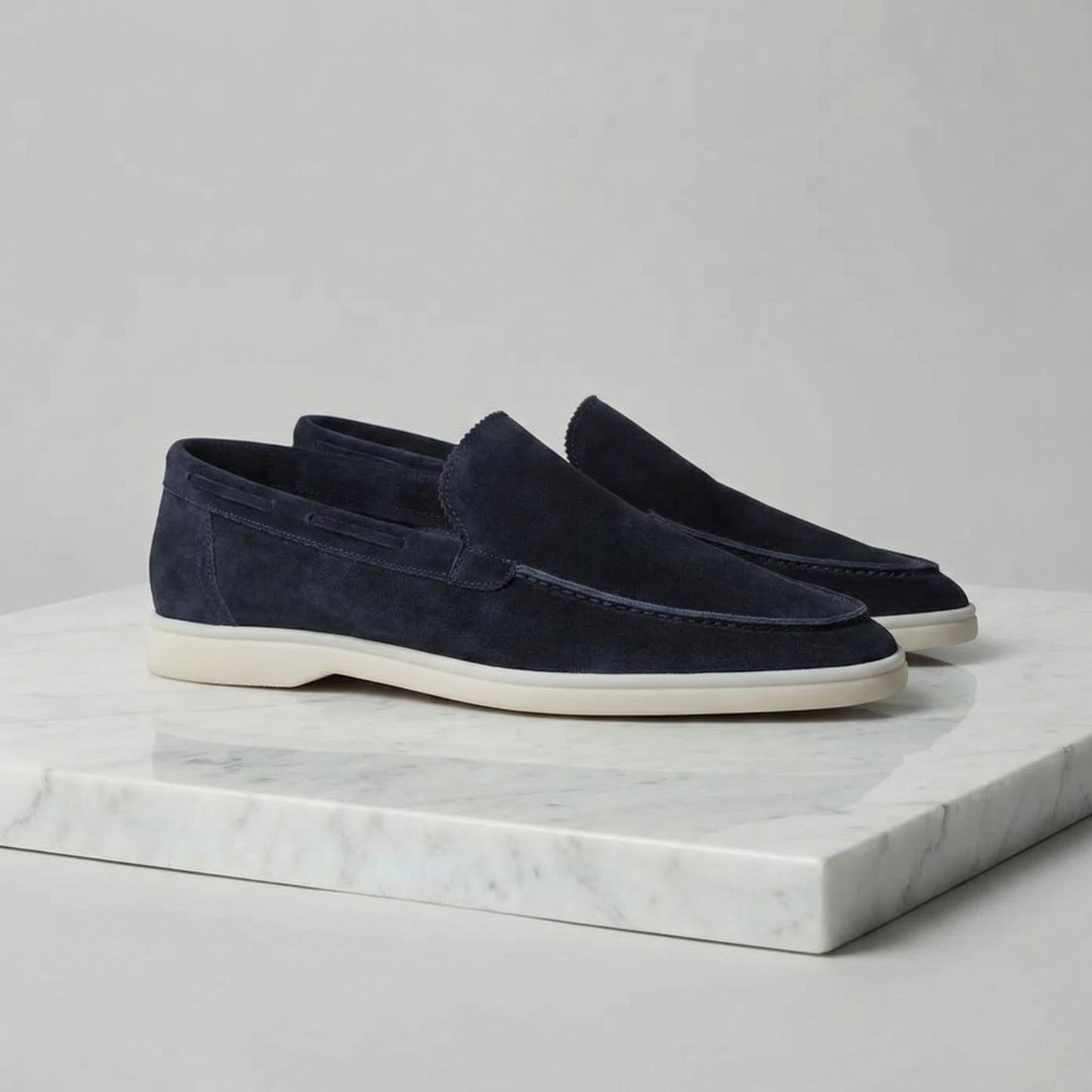 https://cdn.shopify.com/s/files/1/0815/6859/6292/files/loafers-heren-suede-klassiek-casual-formeel-16.png?v=1778612003