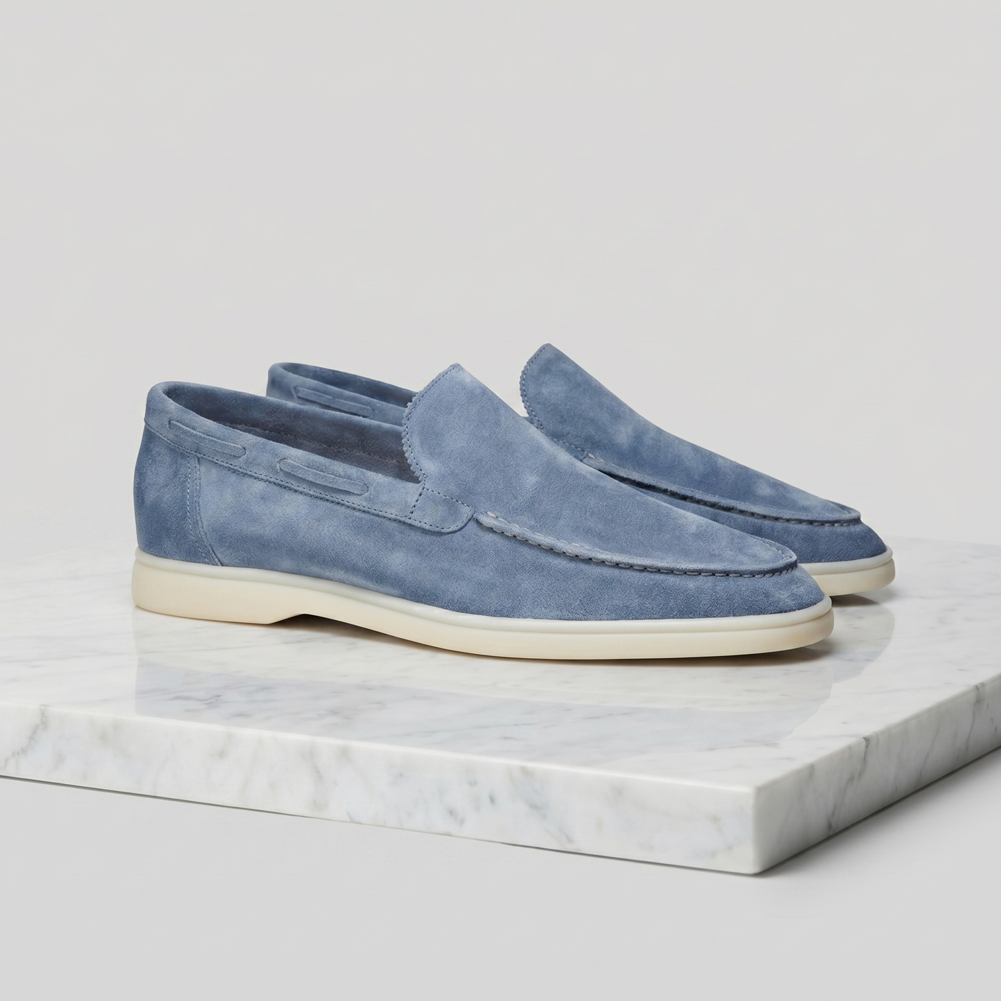 https://cdn.shopify.com/s/files/1/0815/6859/6292/files/loafers-heren-suede-klassiek-casual-formeel-17.png?v=1778612003