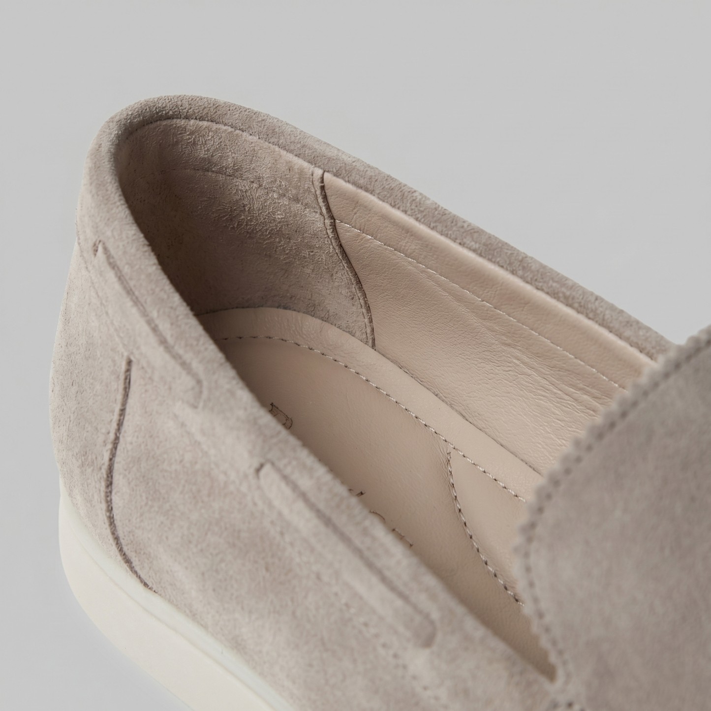 https://cdn.shopify.com/s/files/1/0815/6859/6292/files/loafers-heren-suede-klassiek-casual-formeel-2.png?v=1778612003