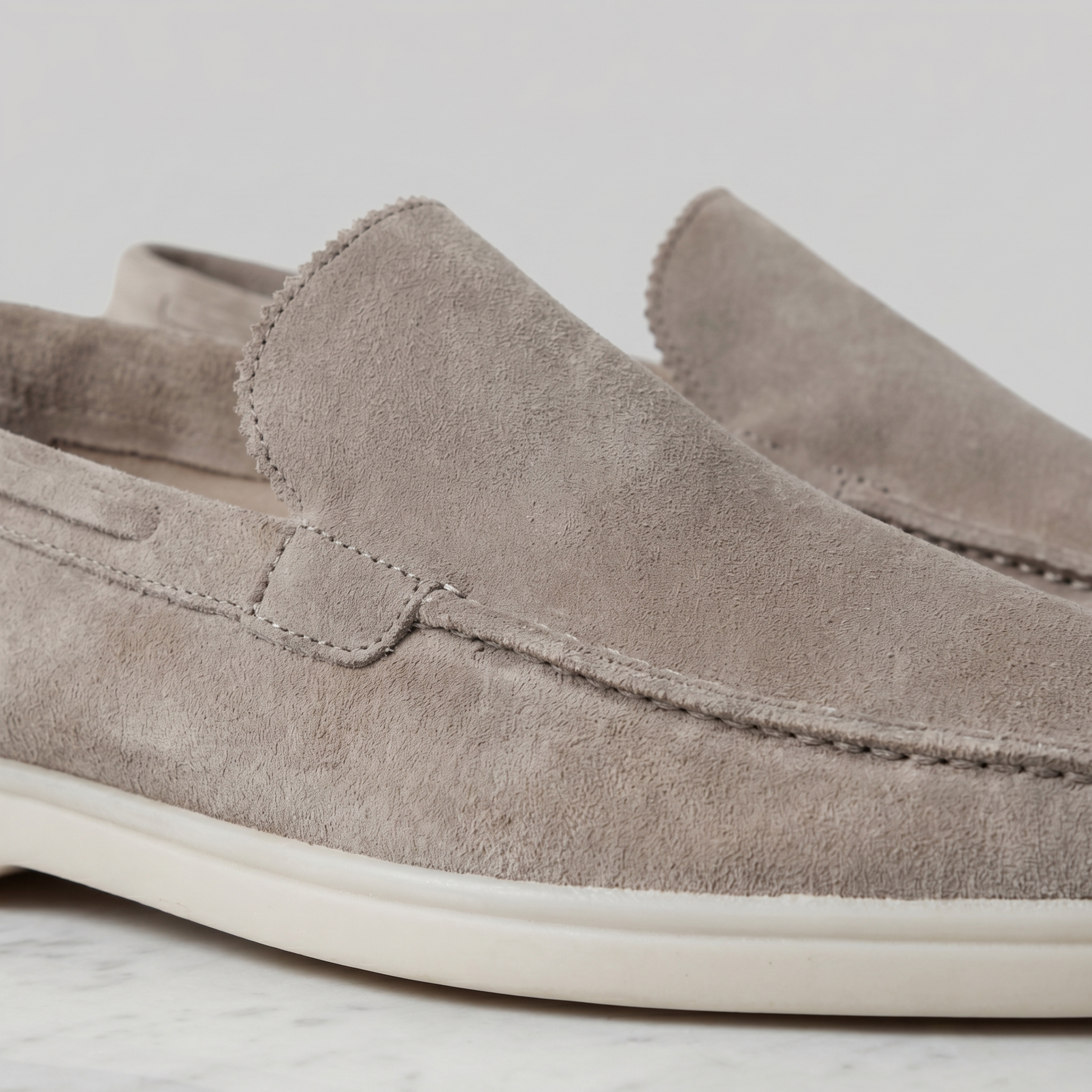 https://cdn.shopify.com/s/files/1/0815/6859/6292/files/loafers-heren-suede-klassiek-casual-formeel-3.png?v=1778612002