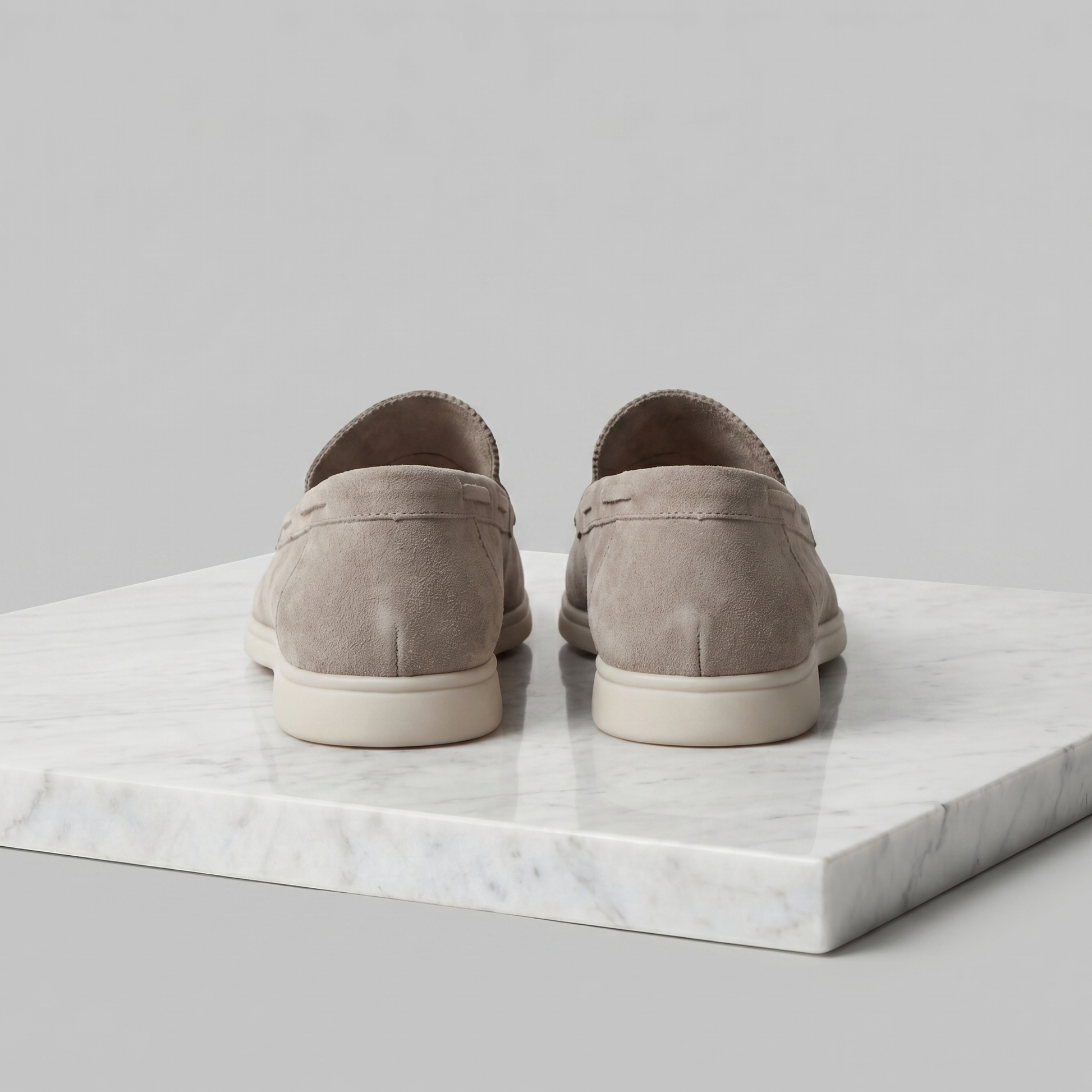 https://cdn.shopify.com/s/files/1/0815/6859/6292/files/loafers-heren-suede-klassiek-casual-formeel-4.png?v=1778612003