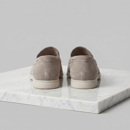 https://cdn.shopify.com/s/files/1/0815/6859/6292/files/loafers-heren-suede-klassiek-casual-formeel-4.png?v=1778612003