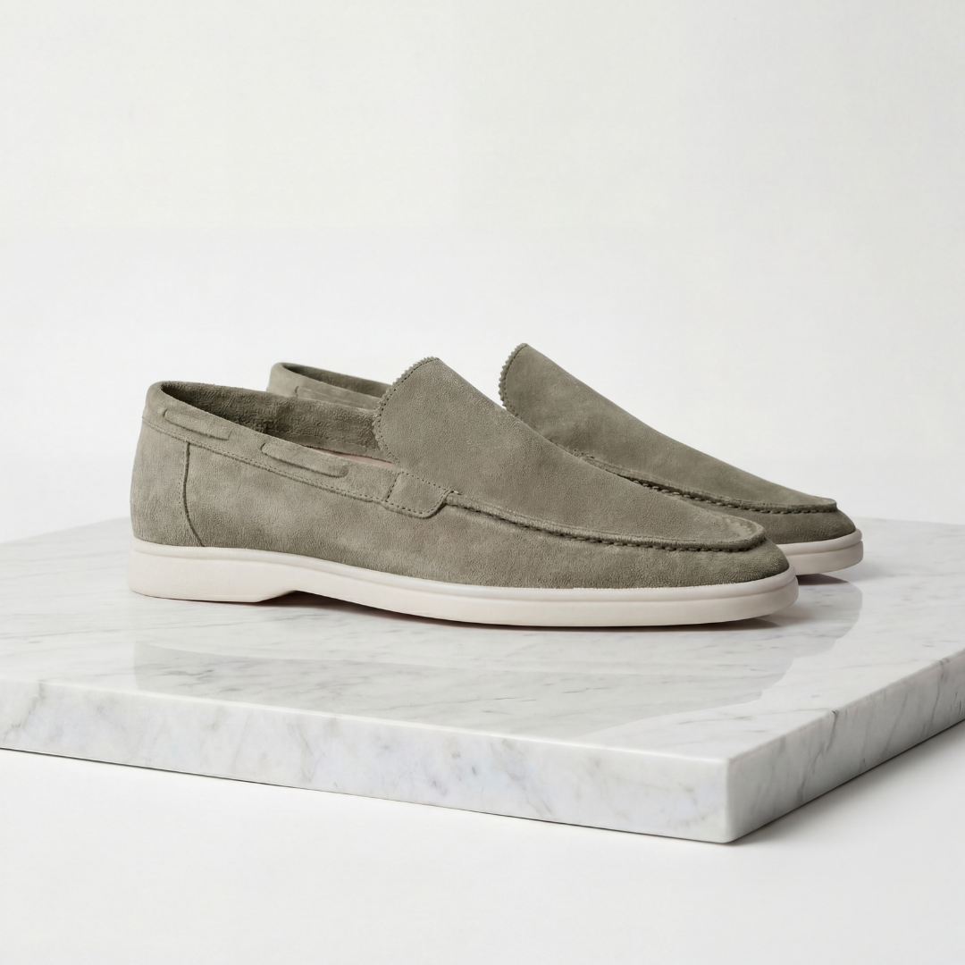 https://cdn.shopify.com/s/files/1/0815/6859/6292/files/loafers-heren-suede-klassiek-casual-formeel-5.png?v=1778612001