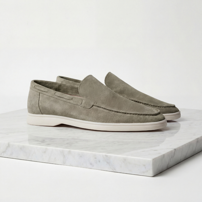 https://cdn.shopify.com/s/files/1/0815/6859/6292/files/loafers-heren-suede-klassiek-casual-formeel-5.png?v=1778612001