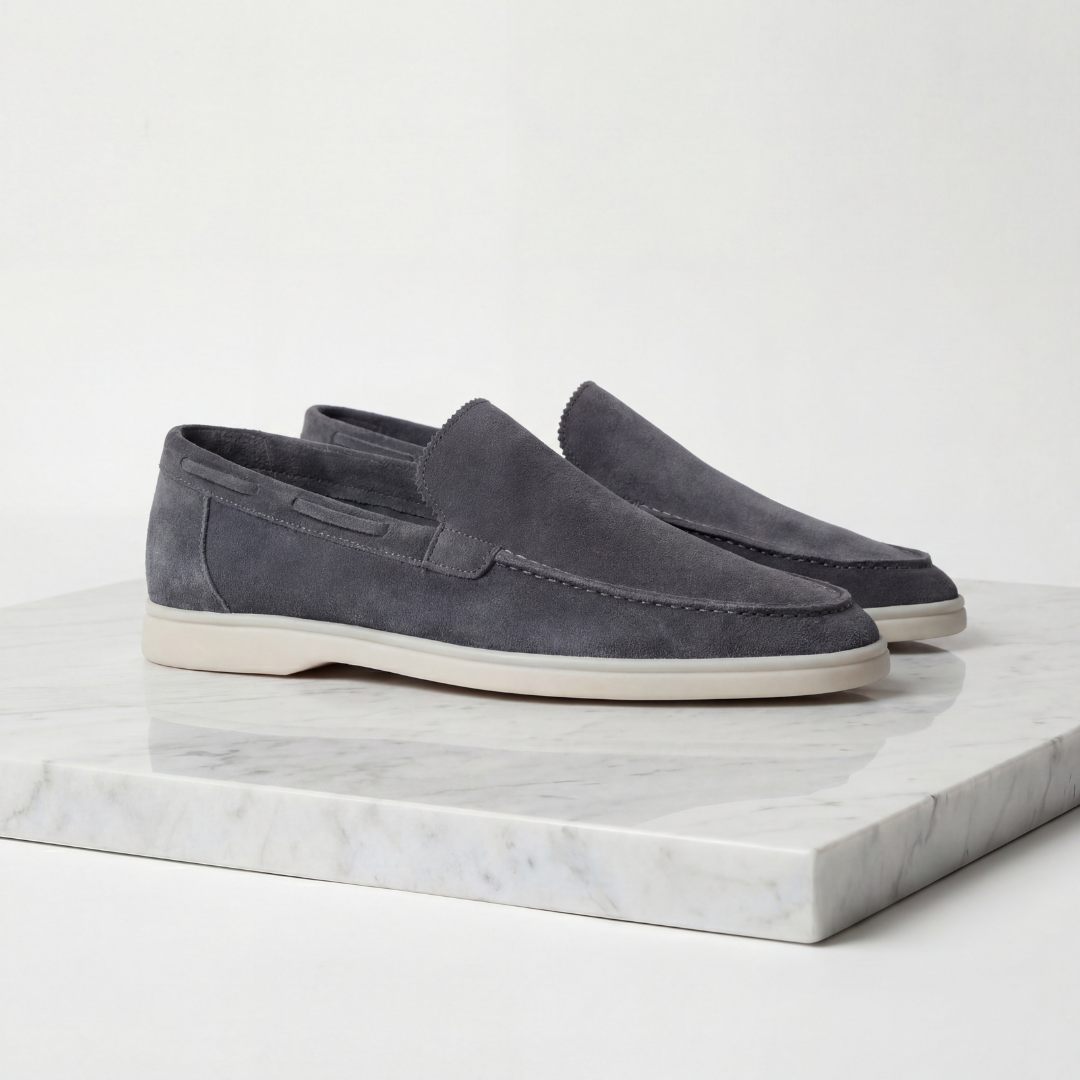 https://cdn.shopify.com/s/files/1/0815/6859/6292/files/loafers-heren-suede-klassiek-casual-formeel-6.png?v=1778612001