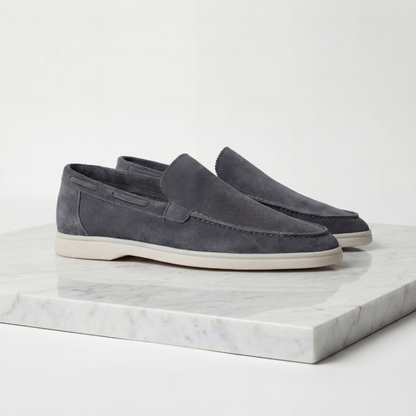 https://cdn.shopify.com/s/files/1/0815/6859/6292/files/loafers-heren-suede-klassiek-casual-formeel-6.png?v=1778612001