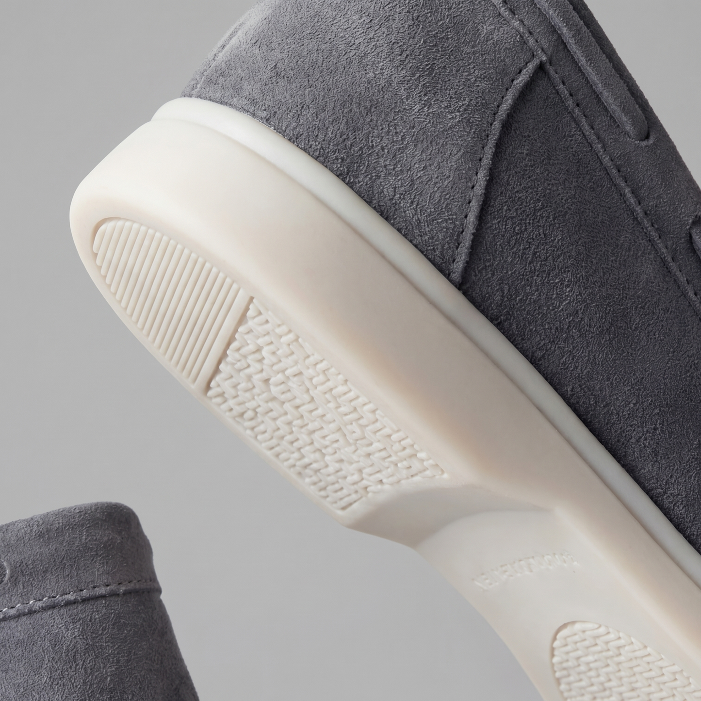 https://cdn.shopify.com/s/files/1/0815/6859/6292/files/loafers-heren-suede-klassiek-casual-formeel-7.png?v=1778612003