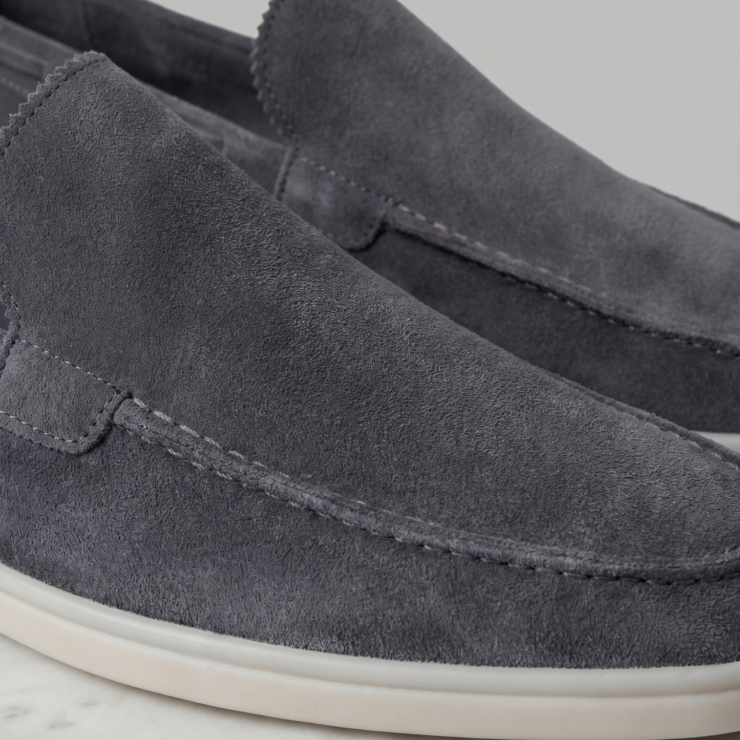 https://cdn.shopify.com/s/files/1/0815/6859/6292/files/loafers-heren-suede-klassiek-casual-formeel-8.png?v=1778612003
