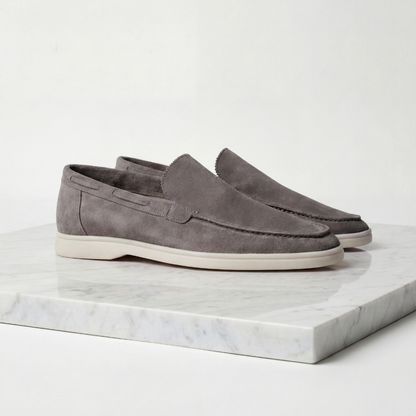 https://cdn.shopify.com/s/files/1/0815/6859/6292/files/loafers-heren-suede-klassiek-casual-formeel-9.png?v=1778612001